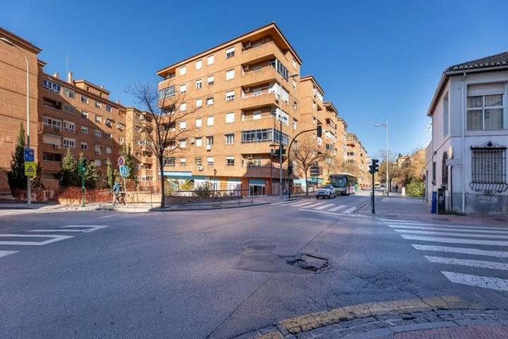 Local comercial en alquiler en Granada, Cartuja photo 0