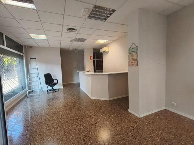 Local comercial en alquiler en Valencia, Torrefiel photo 0