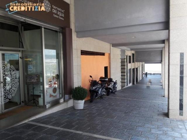 Local comercial en alquiler en Vigo, Alcabre photo 0