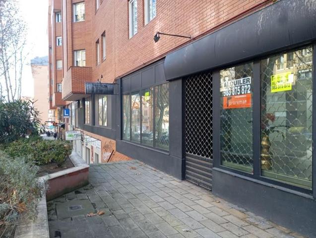 Local comercial en alquiler en Valladolid, Parquesol photo 0