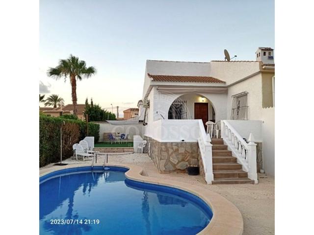 Casa con terreno en alquiler en Torrevieja photo 0