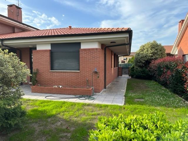 Chalet en alquiler en Santa Cruz de Bezana, Bezana photo 0