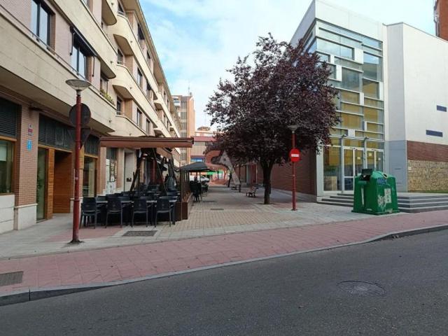 Local comercial en alquiler en Valladolid, San Juan photo 0