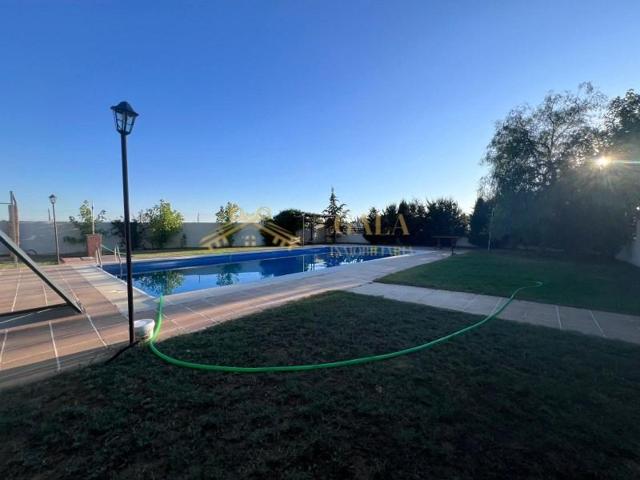Casa con terreno en alquiler en Cáceres photo 0