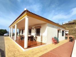 Casa con terreno en alquiler en Sayalonga photo 0