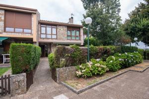 Adosada en alquiler en Culleredo, Almeiras photo 0