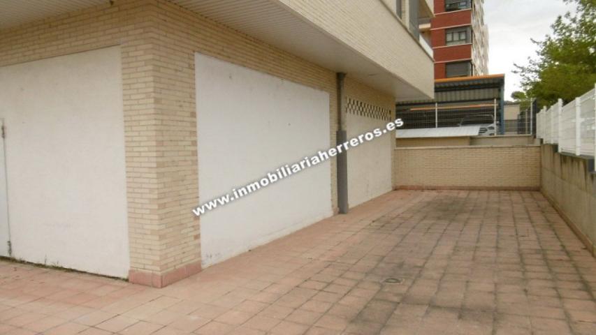 Local comercial en alquiler en Logroño, Valdegastea photo 0