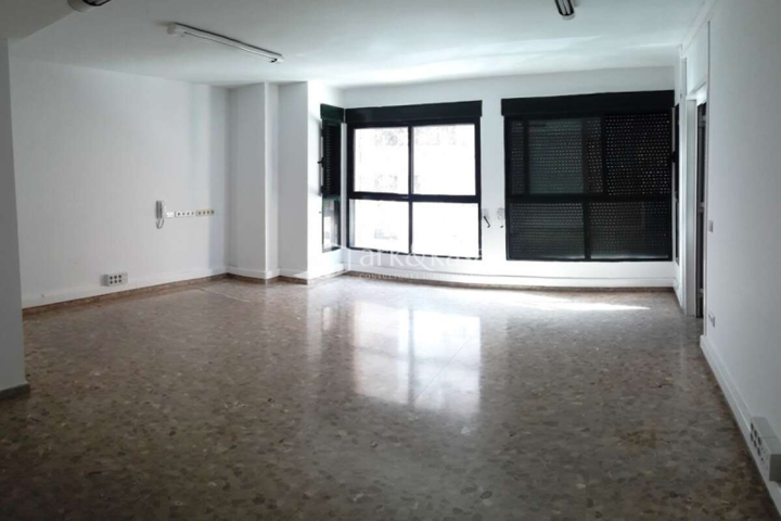Local comercial en alquiler en Valencia, Abastos photo 0