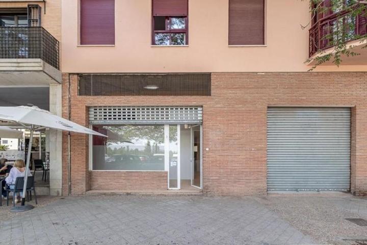 Local comercial en alquiler en Granada, Parque Lagos photo 0