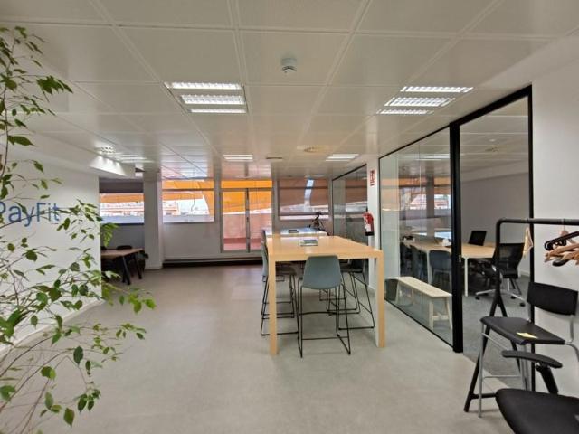Oficina en alquiler en Barcelona, Sants photo 0
