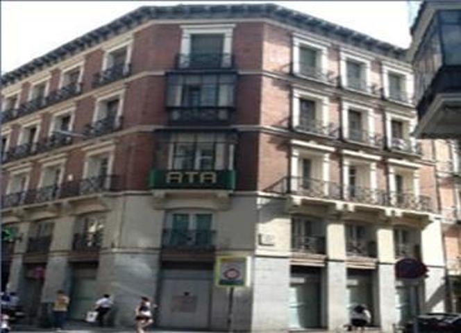 Local comercial en alquiler en Madrid, Cortes photo 0