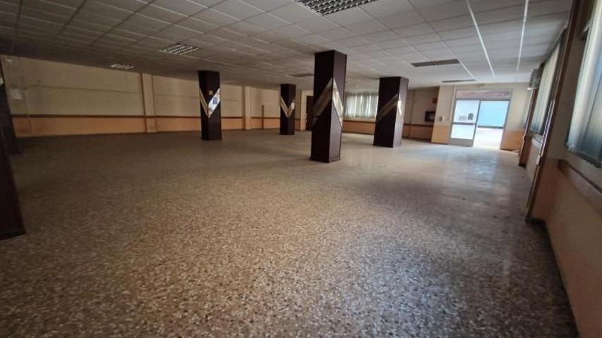 Local comercial en alquiler en Paterna, Campamento photo 0