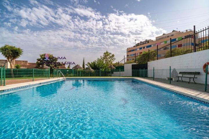 Adosada en venta en Málaga, El Atabal photo 0