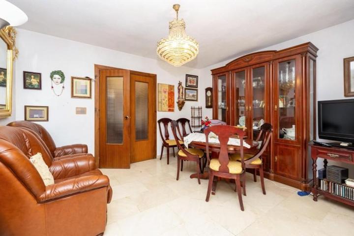 Piso en venta en Granada, Alhamar photo 0