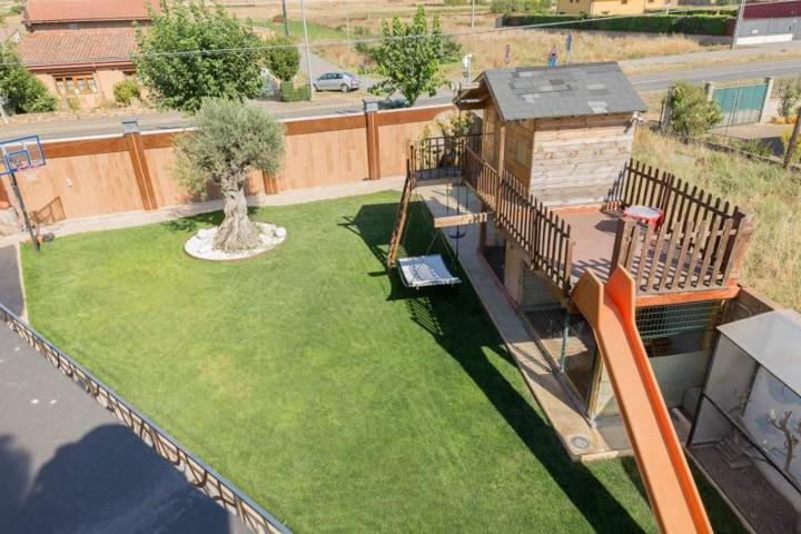 Chalet en venta en Villaturiel, Northern spain photo 0