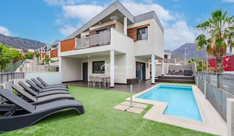 Casa con terreno en venta en Adeje photo 0