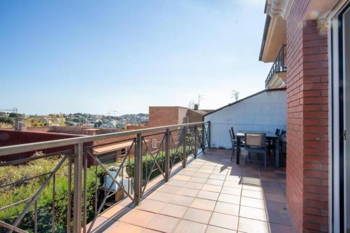 Chalet en venta en Tiana, Ca n orella photo 0