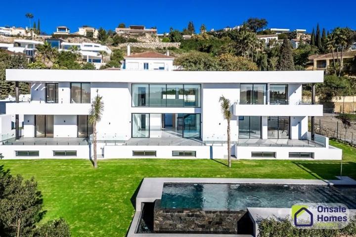 Chalet en venta en Estepona, Benamara - Atalaya photo 0