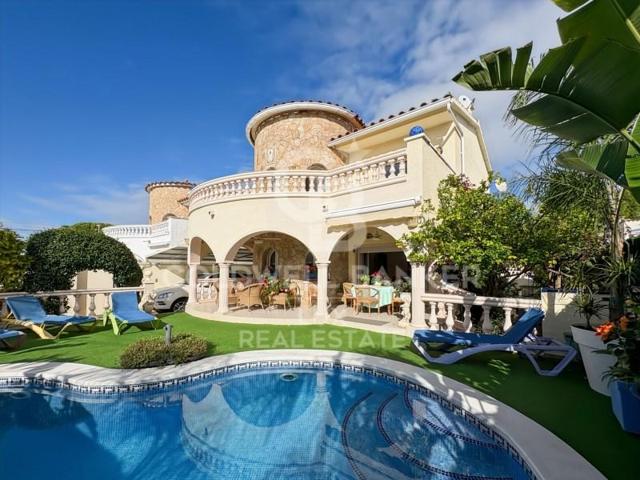 Casa en venta en Empuriabrava photo 0