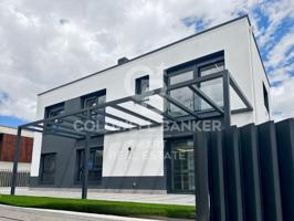 Chalet en venta en Oleiros photo 0