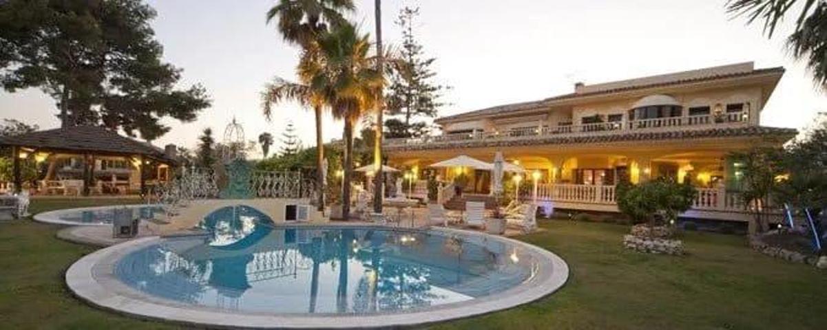 Chalet en venta en Marbella, Nueva Andalucía photo 0