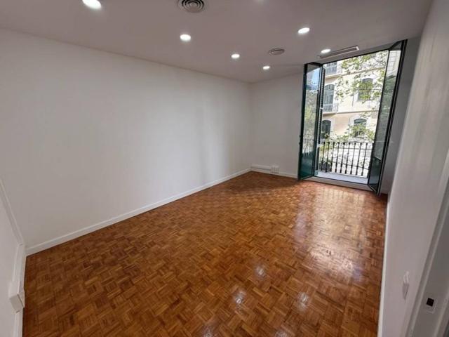 Oficina en alquiler en Barcelona, La Vila de Gràcia photo 0