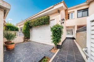 Casa en venta en Santa Perpètua de Mogoda, LA FLORIDA photo 0