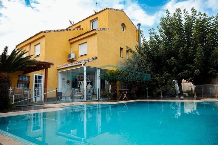 Chalet en venta en La Pobla de Vallbona, Urb. Maravisa photo 0