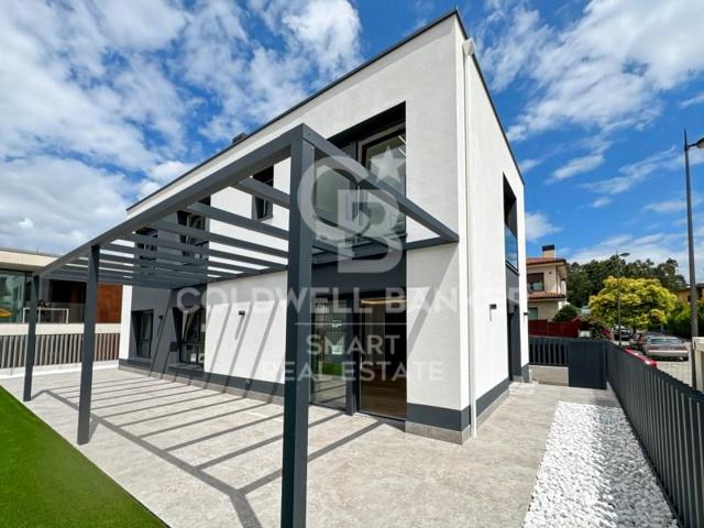 Chalet en venta en Oleiros photo 0