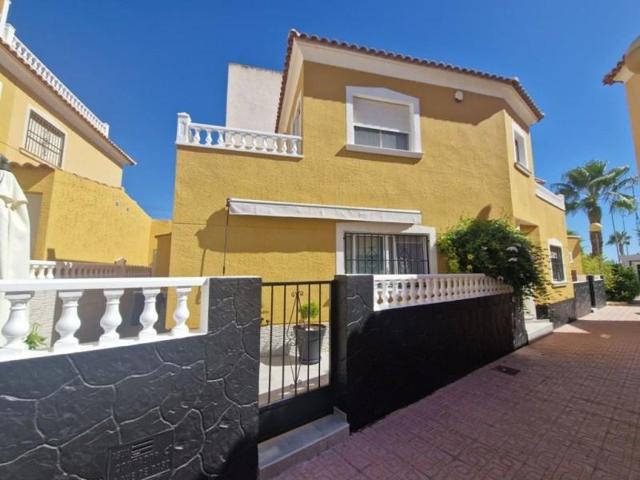 Chalet en venta en Orihuela Costa, La Zenia photo 0
