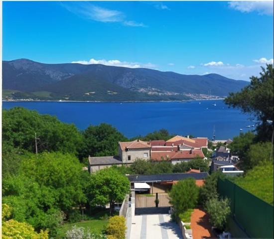Chalet en venta en Vigo, Teis photo 0