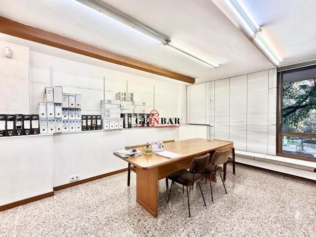 Oficina en alquiler en Barcelona, Les Tres Torres photo 0