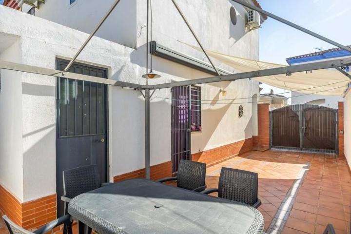 Bungalow en venta en Gelves, Andalucia photo 0