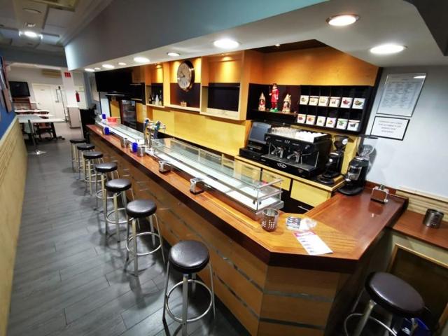 Local comercial en alquiler en Valladolid, San Nicolas photo 0