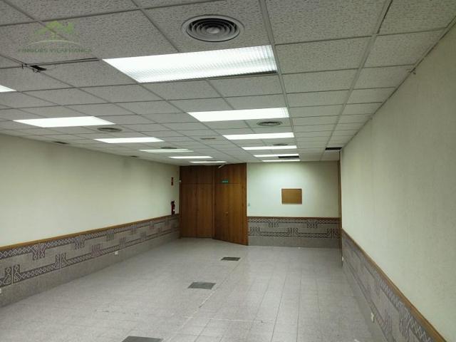 Local comercial en venta en Vilafranca del Penedès photo 0