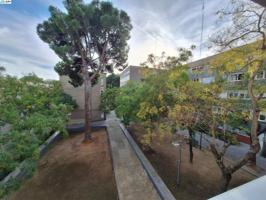 Piso en venta en Barcelona, Montbau photo 0