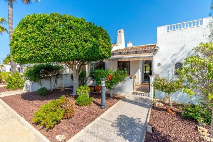 Bungalow en venta en Orihuela Costa, Villamartin photo 0