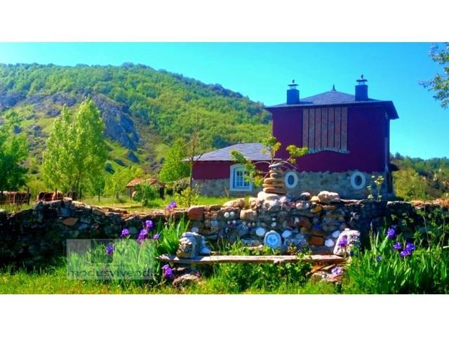 Casa con terreno en venta en Boñar photo 0