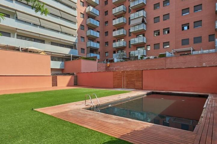 Planta baja en venta en Barcelona, El Poblenou photo 0