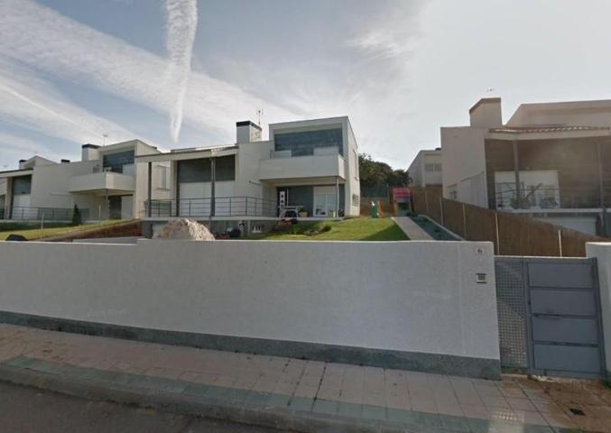 Chalet en venta en Carrascal de Barregas, Urb. santa barbara photo 0