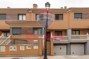 Adosada en venta en Laguna de Duero, Castilla y leon photo 0