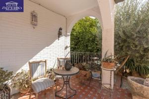 Chalet en venta en Zubia, Centro photo 0