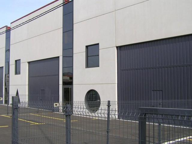 Nave industrial en alquiler en Llanes, San Roque del Acebal photo 0