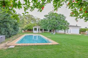 Chalet en venta en Carmona, Carmona photo 0