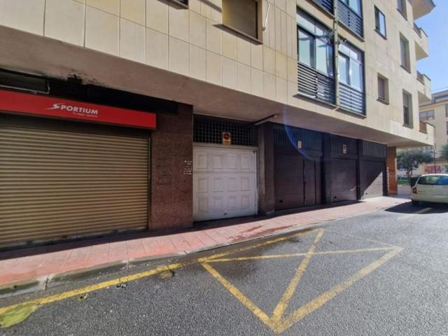 Garaje en alquiler en Plasencia, Canada Real photo 0