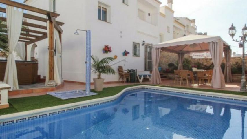 Chalet en alquiler en Nerja, Urbanizacion - Almijara photo 0