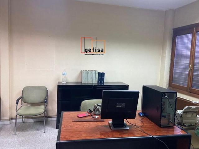 Local comercial en alquiler en Valdepeñas, Seis de Junio photo 0