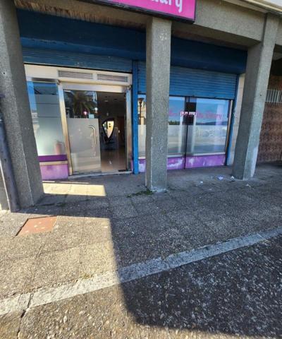 Local comercial en alquiler en Ferrol, Caranza photo 0