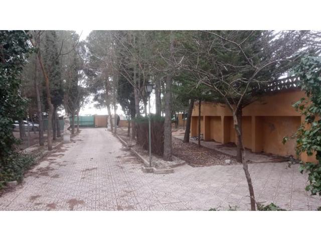 Casa con terreno en alquiler en Villarrobledo photo 0