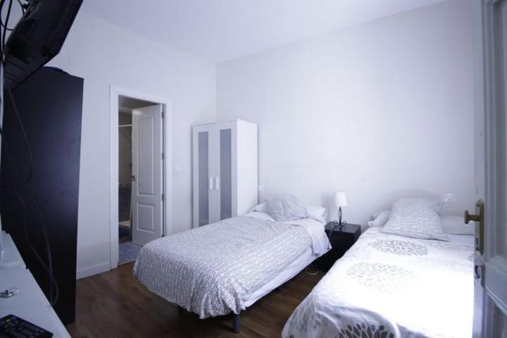 Piso en alquiler en Madrid, Centro - Cortes photo 0